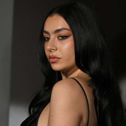 Charli XCX não vai explicar nova música Rock Music, mostra bastidores do clipe