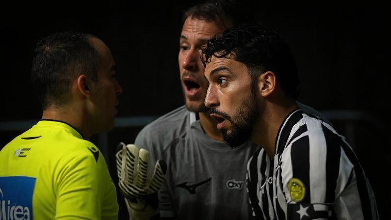 Neto protagoniza um papelão em campo