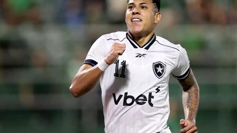 Matheus Martins comemorando um dos gols do Botafogo