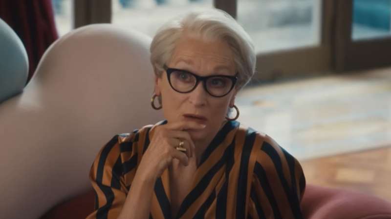 “O Diabo Veste Prada” vai além do glamour e expõe temas como identidade, poder, comparação e o risco de se perder ao tentar se encaixar