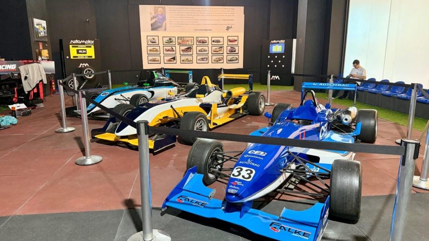 Entre as relíquias da exposição, carros que passaram pelas mãos de grandes nomes das pistas.