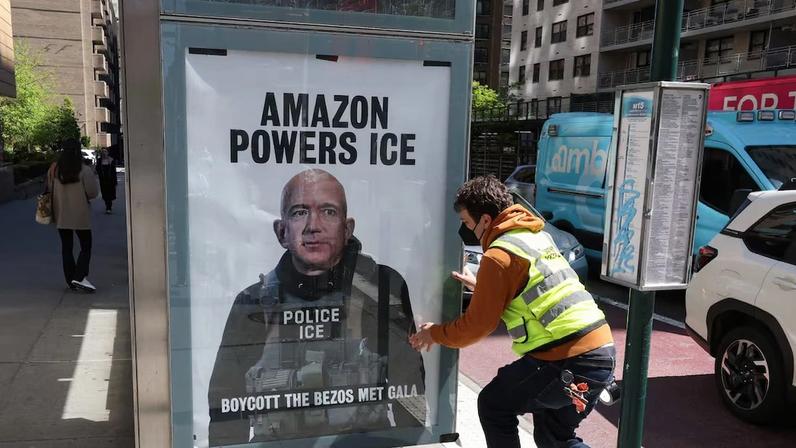Cartaz pedindo boicote ao 'Met Gala de Bezos' é colado em ponto de ônibus em Nova York