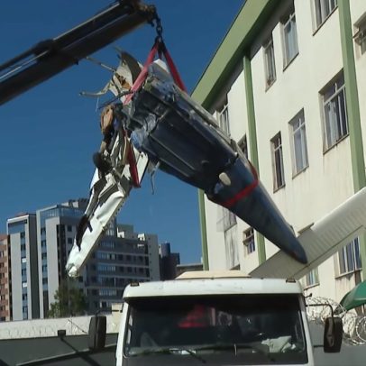 Destroços de avião são retirados de prédio após acidente em Belo Horizonte