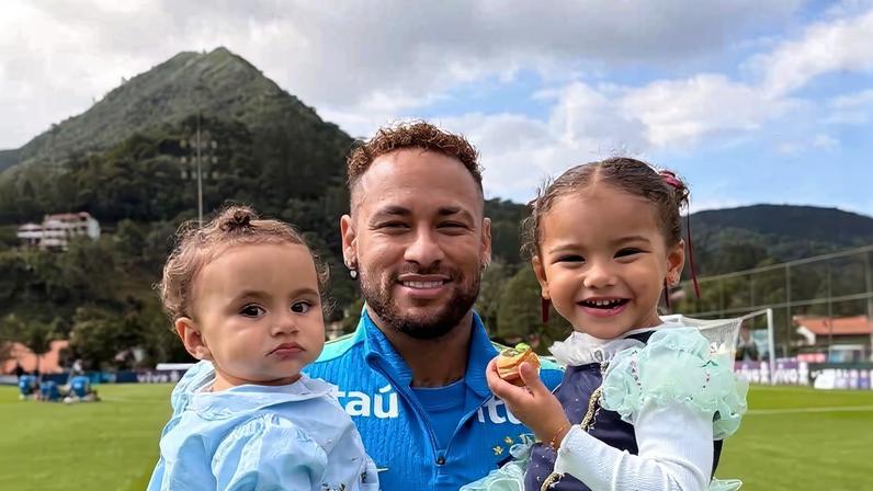 Filhas de Neymar se destacam em treino de despedida da seleção em Teresópolis