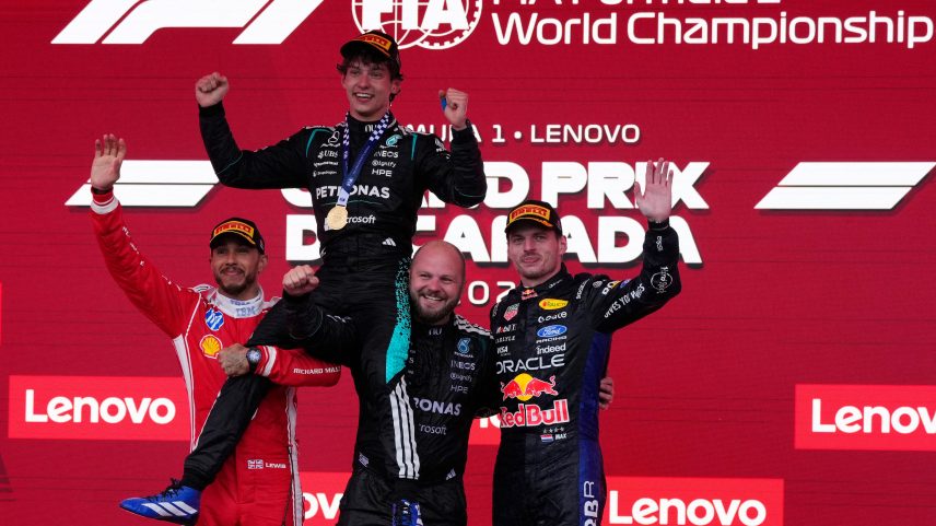 Kimi Antonelli venceu e subiu ao pódio com Hamilton, em segundo, e Verstappen, em terceiro