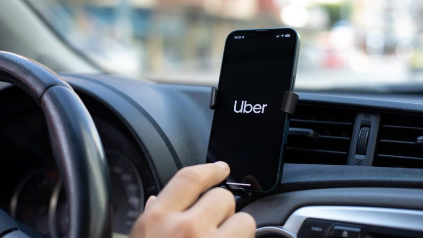 UBER. Foto: DENYS PRYKHODOV/Adobe Stock