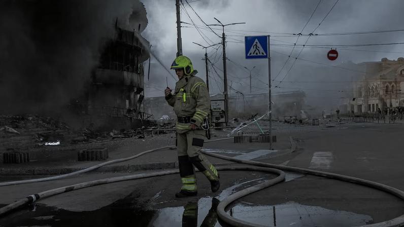 Bombeiro ucraniano trabalha em um shopping center atingido após ataques russos em Kiev