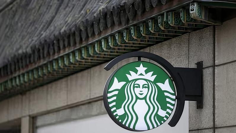 Starbucks enfrenta demissão de diretor por alusão à repressão de 1980