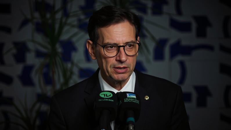 Leo Prates (Republicanos-BA) faz a leitura do relatório apresentado nesta segunda-feira