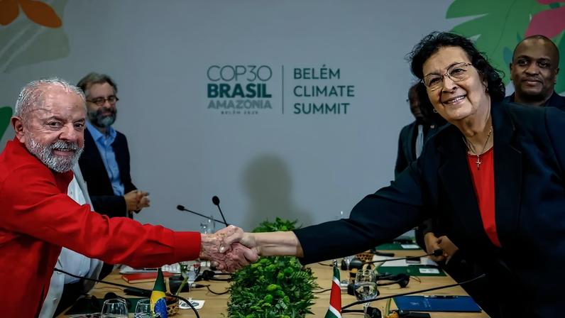 Lula e a presidente do Suriname durante a COP30 em Belém, no Pará
