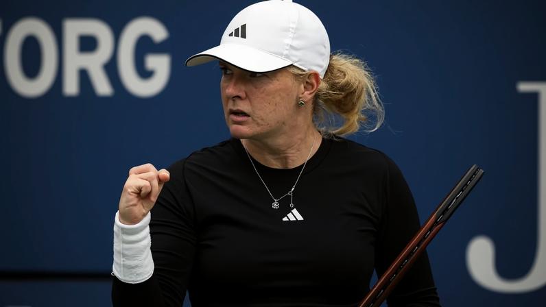 Francesca Jones, tenista que venceu Bia Haddad Roland Garros, tem quatro dedos