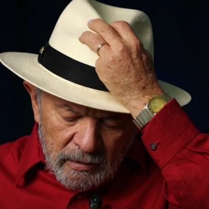 Lula faz revisão médica após retirada de pele da cabeça e tratamento no polegar
