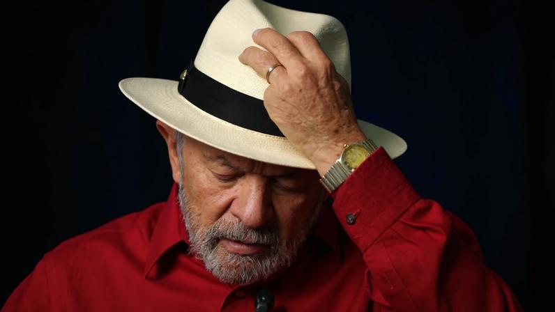 Lula faz revisão médica após retirada de pele da cabeça e tratamento no polegar