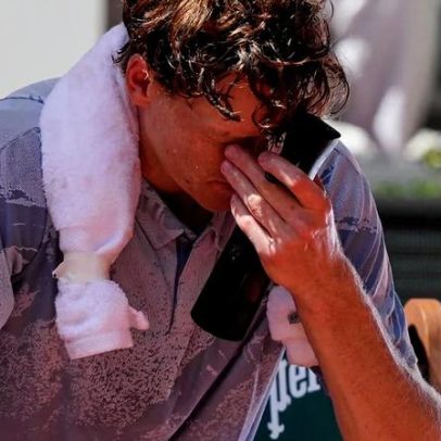 Sinner passa mal, cai em Roland Garros e perde chance de fechar Grand Slam