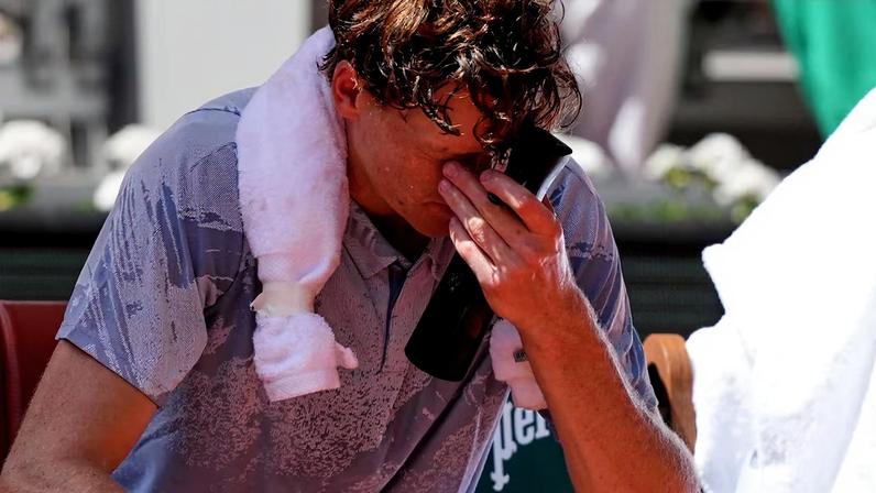 O italiano Jannik Sinner sofreu com o forte calor parisiense em Roland Garros.