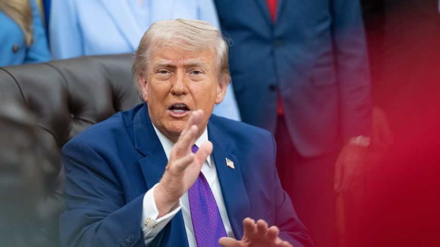 Trump não indicou se os Estados Unidos retomariam ataques militares contra o Irã, como havia ameaçado anteriormente. (Foto: Aaron Schwartz/Sipa/Bloomberg)