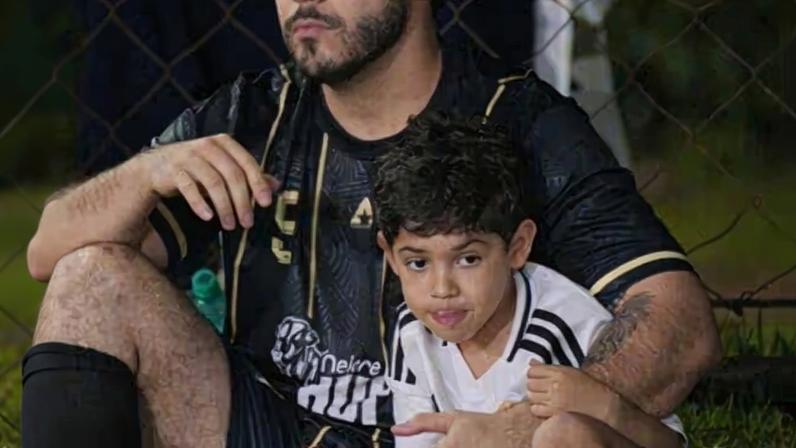 Murilo Huff posa com o filho em partida de futebol e emociona