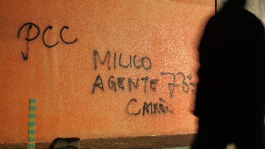 Muro com pichações alusivas ao PCC