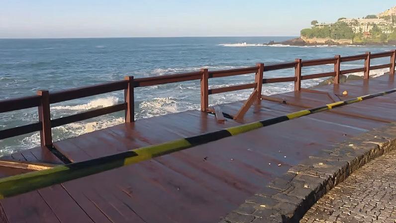 Ressaca danifica píer do Mirante do Leblon; área é interditada para reparo