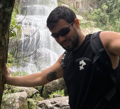 Marcelo Filho faz trilha no Rio e encontra cachoeira ao final