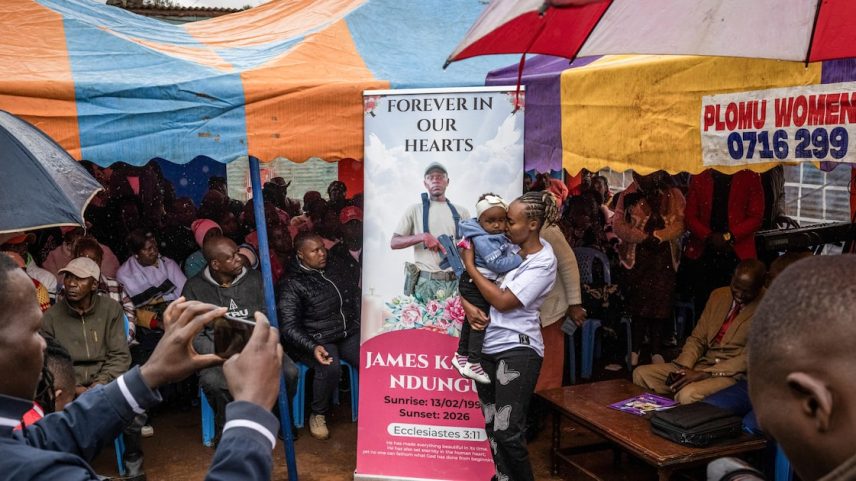 A viúva de James Kamau Ndungu, Jane Wanjiku, e sua filha Emily, em sua homenagem póstuma em março, no condado de Kiambu, Quênia