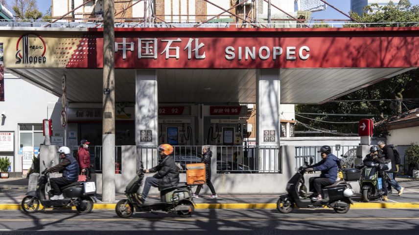 Posto de combustível em Xangai: As empresas petrolíferas chinesas começaram a revender parte de seus estoques a concorrentes europeus e asiáticos, indicando uma possível produção excedente.