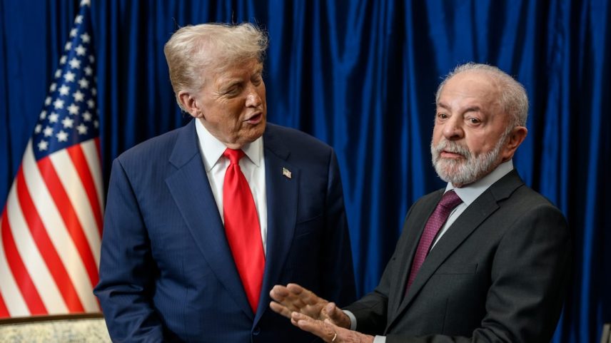 Donald Trump e Lula durante encontro na Malásia, em outubro de 2025.