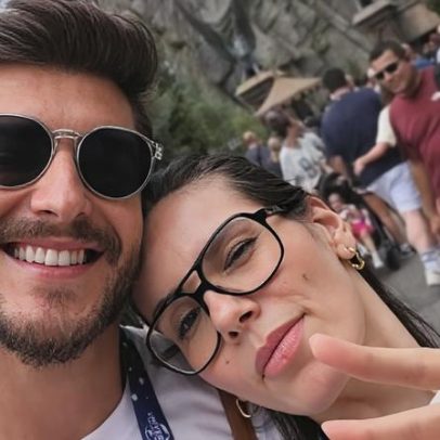 Klebber Toledo posa com filha em parque de diversão nos EUA