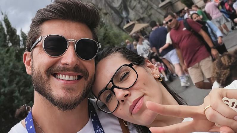 Klebber Toledo posa com filha em parque de diversão nos EUA