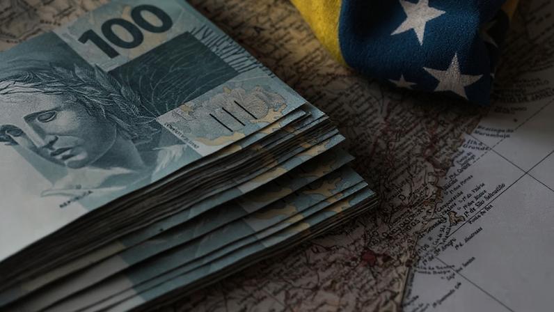 Movimento de investidores rumo ao exterior agora se reflete nas próprias casas brasileiras, que enfrentam novos desafios na busca por escala global