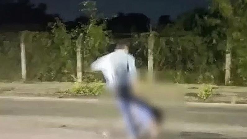 Mesmo com diversas pessoas próximas, ele passou a agredi-la com socos e chutes
