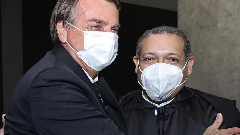 Kassio Nunes Marques foi indicado ao STF por Bolsonaro; na foto, os dois na posse do ministro