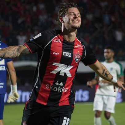 Vitória vence Coritiba por 4 a 1 após expulsão no 1º tempo