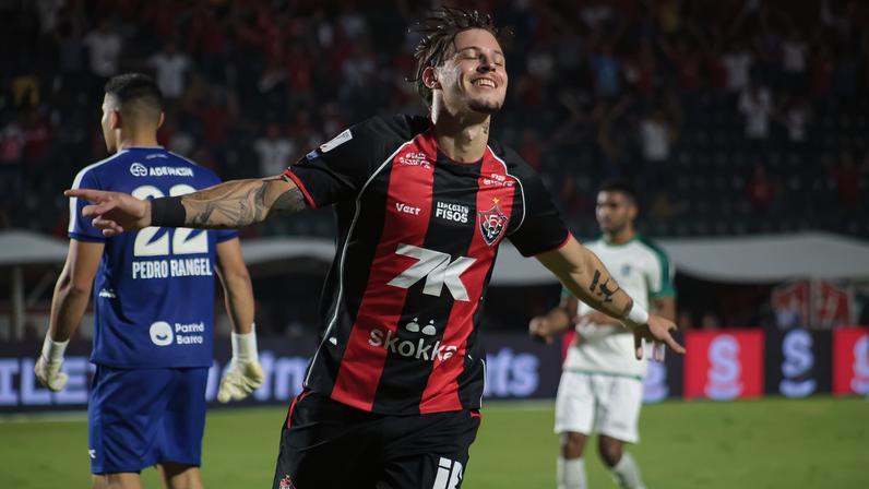 Diego Tarzia, do Vitória, comemora seu gol na partida contra o Coritiba