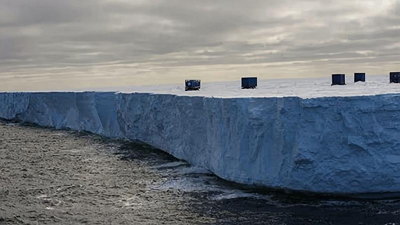 Iceberg com contêineres no topo, fotografado pelo quebra-gelo Polarstern em 25 de janeiro