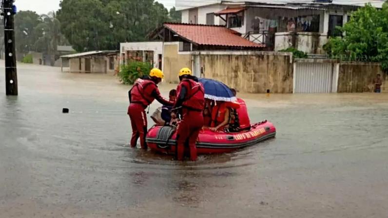 Bombeiros de PE prestam apoio em áreas de alagamento na Região Metropolitana do Recife