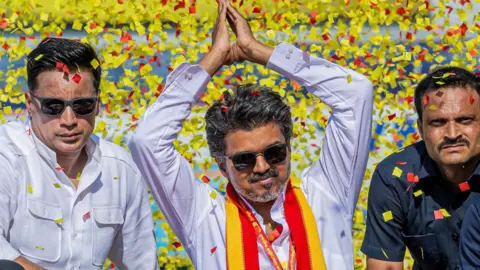 Astro de cinema Tamil Vijay assume cargo de chefe de governo de estado indiano