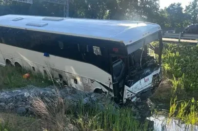 Ônibus bate em seis carros na Virgínia, cinco mortos e dezenas feridos