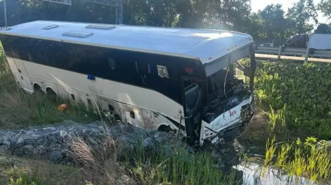 Ônibus bate em seis carros na Virgínia, cinco mortos e dezenas feridos