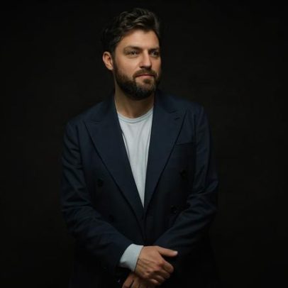 Tom Burke diz que o pior trabalho foi atuar em um filme