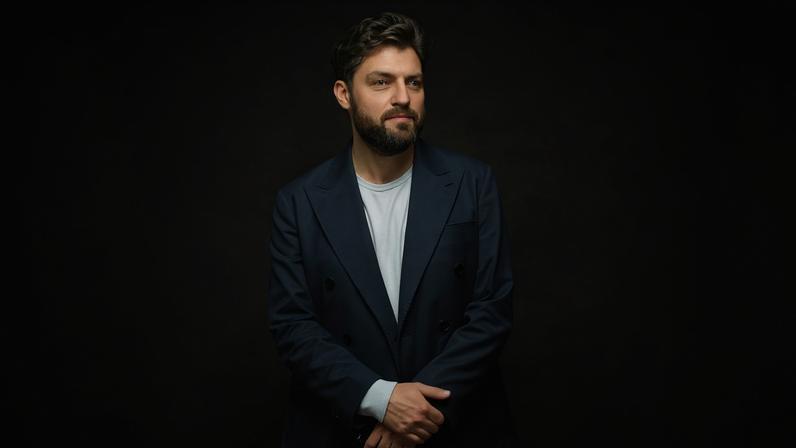 Tom Burke diz que o pior trabalho foi atuar em um filme