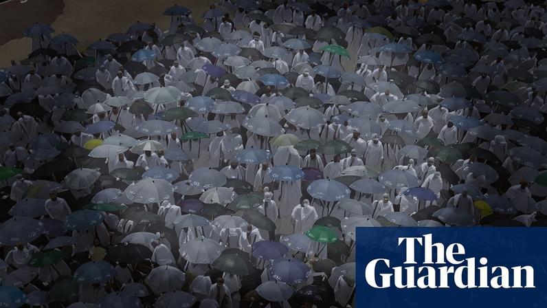 Sombra de guarda-chuva e zona de evacuação: fotos do dia de terça