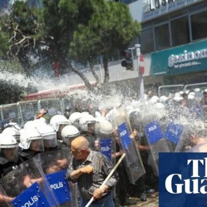 Polícia turca dispersa protesto após afastamento de líder de oposição