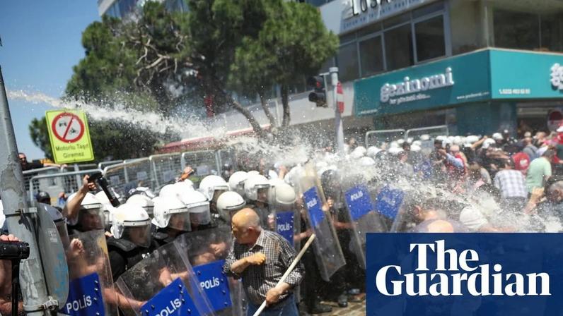 Polícia turca dispersa protesto após afastamento de líder de oposição