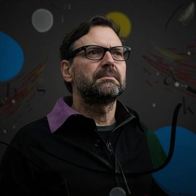 Tim Dowling diz que ter dois pares idênticos de sapatos facilita saída rápida