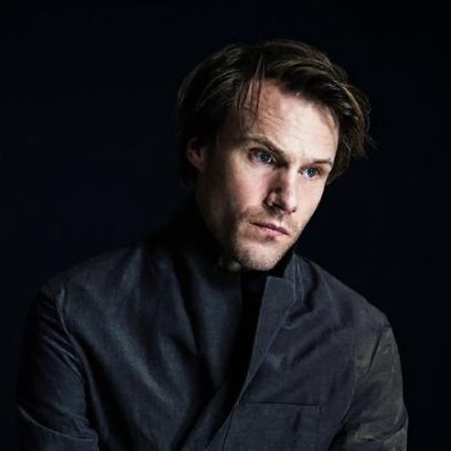 Hugh Skinner revela momento embaraçoso: entrou nu no set sem autorização