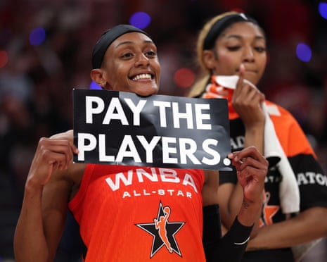 Aumento salarial da WNBA transforma vidas de jogadoras e famílias