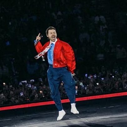 Harry Styles é elogiado como artista carismático que domina truques da pop