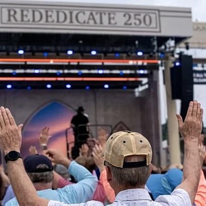 Milhares se reúnem no National Mall para oração ao longo do dia