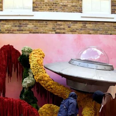 Protesto com leite e OVNI em Londres: fotos do dia